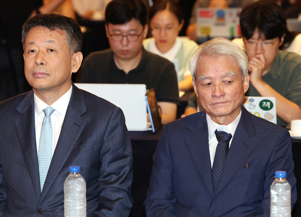 김광일 MBK파트너스 부회장(왼쪽)과 강성두 영풍 사장이 지난달 19일 오전 서울 중구 롯데호텔에서 열린 MBK파트너스 고려아연 공개매수 관련 기자간담회에 나란히 앉아있다. 사진=연합뉴스
