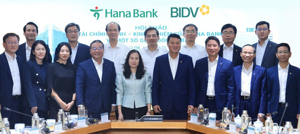 정희수 하나금융연구소장(앞줄 왼쪽에서 첫째)와 고영렬 하나금융그룹 부사장(앞줄 왼쪽에서 넷째), 레 응옥 람(Le Ngoc Lam) BIDV 행장(앞줄 오른쪽에서 넷째), 껀 반 륵(Can Van Luc) BIDV 연구원장(앞줄 오른쪽에서 두번째)이 관계자들과 기념 촬영을 하고 있다. 사진=하나은행