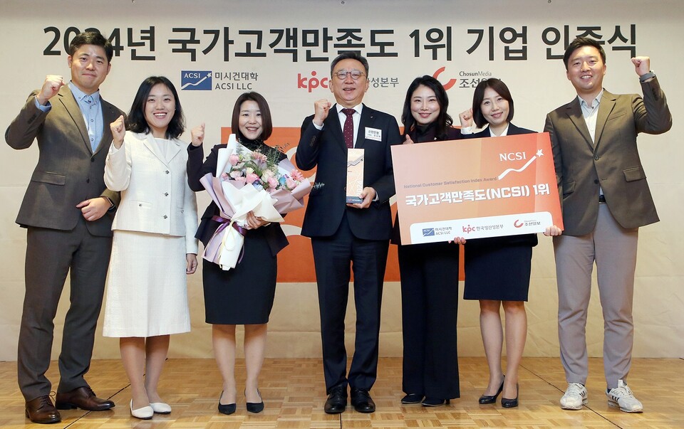 정상혁 신한은행장(오른쪽 네번째)과 직원들이 서울시 중구 롯데호텔에서 진행된 ‘2024년 국가고객만족도(NCSI) 1위 기업 인증식’에 참석해 기념 사진을 촬영하고 있다. 사진=신한은행