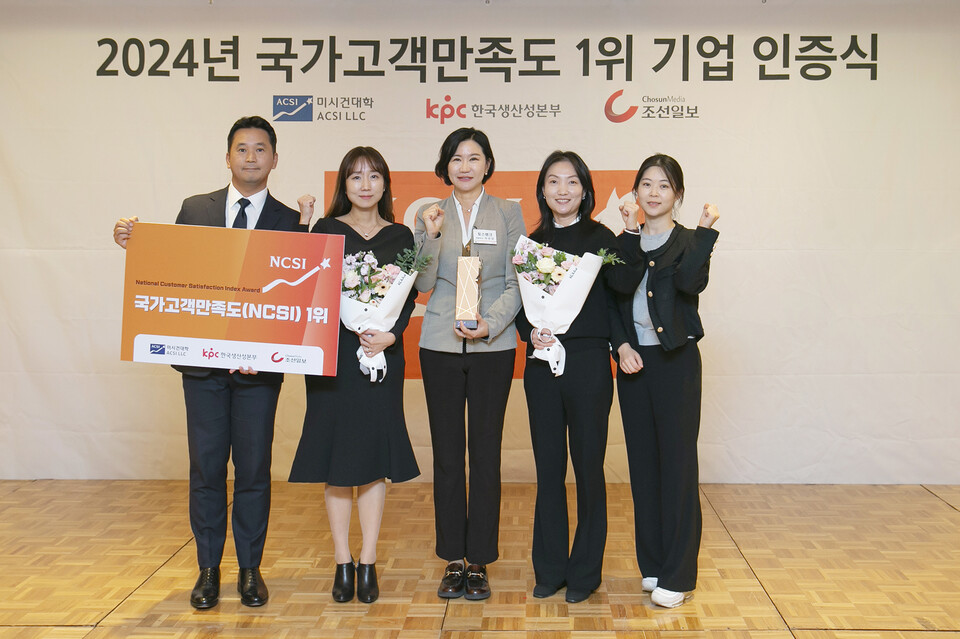 이은미 토스뱅크 대표(왼쪽 세번째)와 최승락 금융소비자보호총괄책임자, 손은주 금융사기대응팀 리더, 최성희 최고상품책임자 등 임직원들이 12일 소공동 롯데호텔 서울에서 열린 ‘2024 국가고객만족도(NCSI) 1위 기업 인증식’에서 기념사진을 촬영하고 있다. 사진=토스뱅크