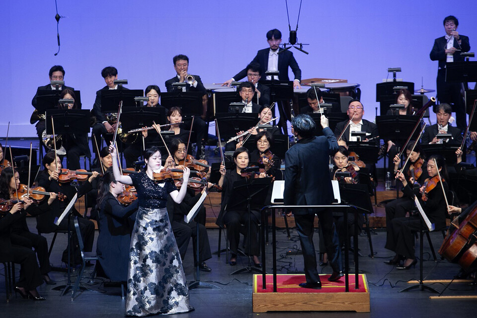 바이올리니스트 김다미가 30일 대전예술의전당 아트홀에서 열린 제14회 동서커피클래식에서 연주를 선보이고 있다. (2024.10.30) 사진=동서식품