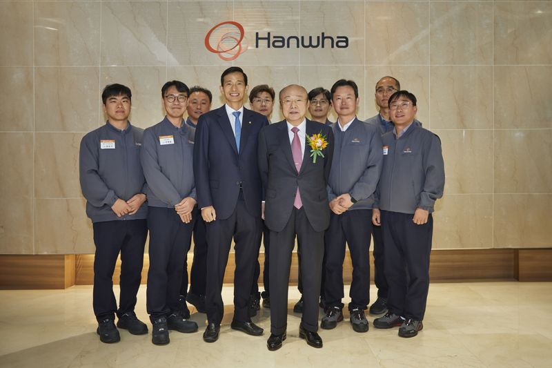 (가운데)김승연 한화그룹 회장이 한화 보은사업장을 방문해 한화 글로벌, 한화에어로스페이스 직원들과 함께 기념 촬영을 하고 있다. 사진=한화그룹