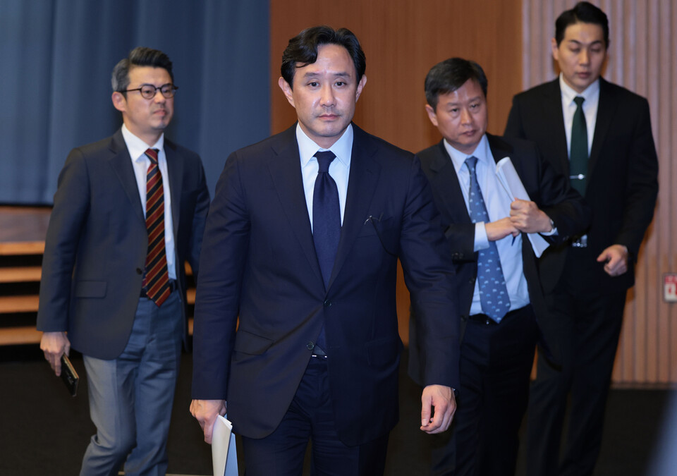 최윤범 고려아연 회장이 13일 서울 중구 대한상공회의소에서 기자회견을 마친 뒤 퇴장하고 있다. 사진=연합뉴스