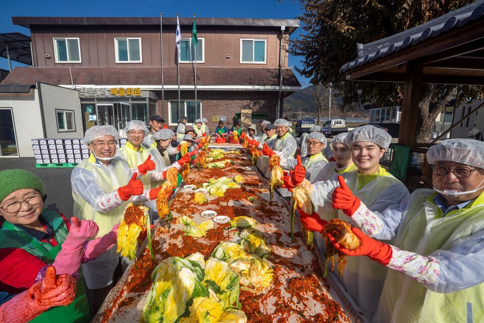이석준 NH농협금융지주 회장(왼쪽 두 번째)과 농협금융 봉사단 및 마을주민들이 15일, 강원도 홍천군 왕대추마을에서 사랑의 김장김치 나눔 행사에서 김치를 담그고 있다. 사진=NH농협금융