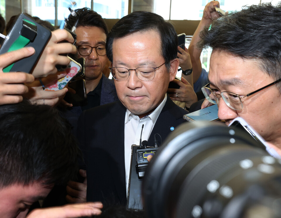 조병규 우리은행장이 6월 19일 오전 서울 중구 은행회관에서 열린 이복현 금감원장과 은행장들과의 간담회에 참석하기 전에 100억원대 횡령 사고 관련 사과 발언을 마친 뒤 간담회장으로 향하고 있다. 사진=연합뉴스