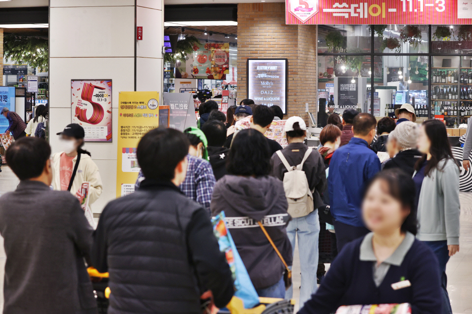 쇼핑 축제 '2024 대한민국 쓱데이' 행사가 열린 1일 오전 서울 중구 이마트 청계천점을 찾은 시민들이 매장 오픈을 기다리고 있다. 사진=연합뉴스