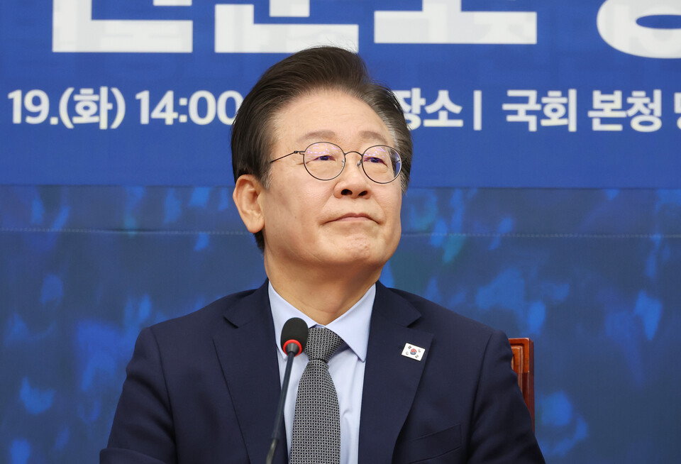 이재명 더불어민주당 대표가 19일 오후 국회에서 열린 '을' 살리기 신문고 상생 꽃 달기 행사에 참석해 자리하고 있다. 사진=연합뉴스