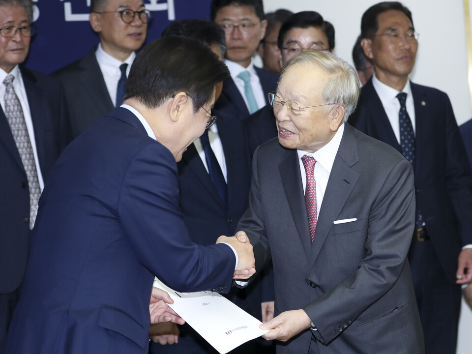 이재명 더불어민주당 대표가 11일 오전 서울 마포구 경총회관에서 간담회를 하기 전 손경식 한국경영자총협회 회장에게 경영계 건의사항을 전달받고 있다. 사진=연합뉴스