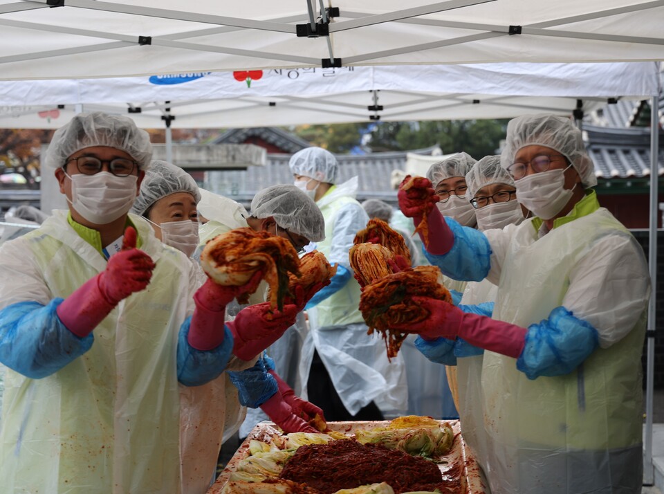 윤해진 농협생명 대표이사(오른쪽 첫 번째)와 임직원들이 김치를 담그는 모습. 사진=NH농협생명