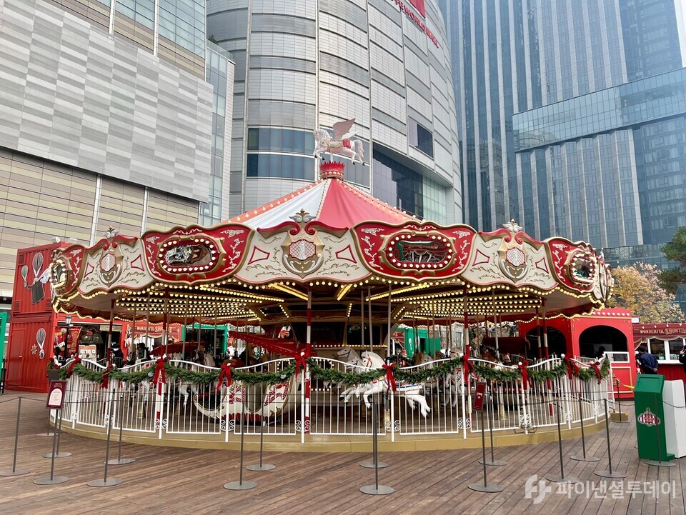 롯데백화점이 롯데물산과 협업한 회전목마. 사진=허서우 기자