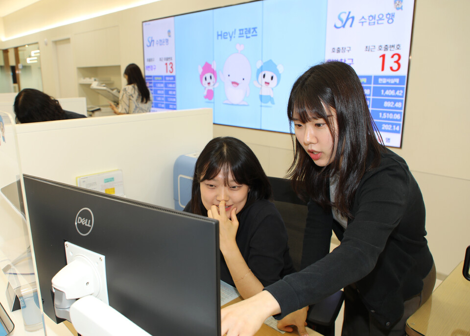 Sh수협은행 영업점에서 임직원들이 공공 마이데이터를 활용해 업무를 처리하고 있다. 사진=Sh수협은행