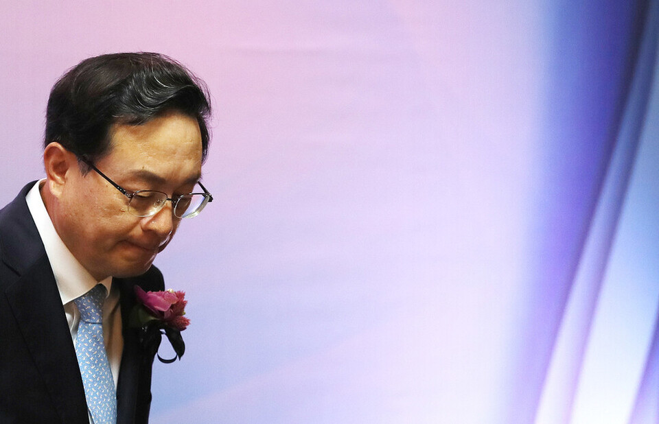 손태승 전 우리지주회장이 2019년 8월20일 우리은행 본점에서 열린 ‘자상한 기업 업무협약식’에서 인사말을 마친 뒤 자리로 향하고 있다. 사진=연합뉴스