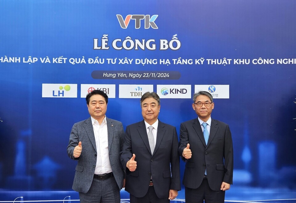 지난 23일 흥옌성 클린 산업단지 조성 기념식에 참석한 박한상 KBI그룹 부회장(사진 가운데)이 박재희 KBI코스모링크 비나 법인장(좌측 첫번째), 주시환 KBI로지스 비나 법인장(세번째) 등 베트남에서 사업을 펼치고 있는 KBI그룹 계열사 임원들과 최고가 되자는 의지를 다지며 함께 기념촬영을 했다.사진=KBI그룹