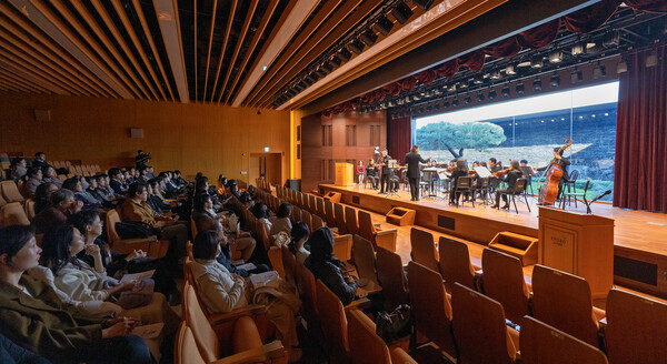 앞서 22일 오후 광화문 교보생명 본사 23층 대산홀에서 열린 ‘찾아가는 음악회’에서 KBS 교향악단이 공연을 펼치고 있는 모습. 사진=교보생명
