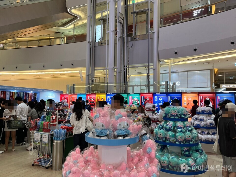 잠실롯데월드타워에서 진행하는 ‘FC 세븐일레븐’ 팝업스토어. 사진=허서우 기자