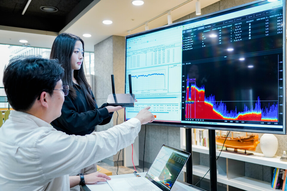 SK브로드밴드 직원들이 와이파이7 공유기의 성능을 검증하고 있다. 사진=SK브로드밴드