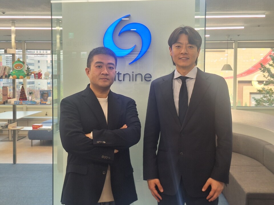 모건 마오 디렉터스테크 글로벌 최고경영자(왼쪽)와 이재철 디렉터스테크 대표이사가 비트나인 사무실 내에서 기념 사진을 촬영하고 있다. 사진=디렉터스컴퍼니