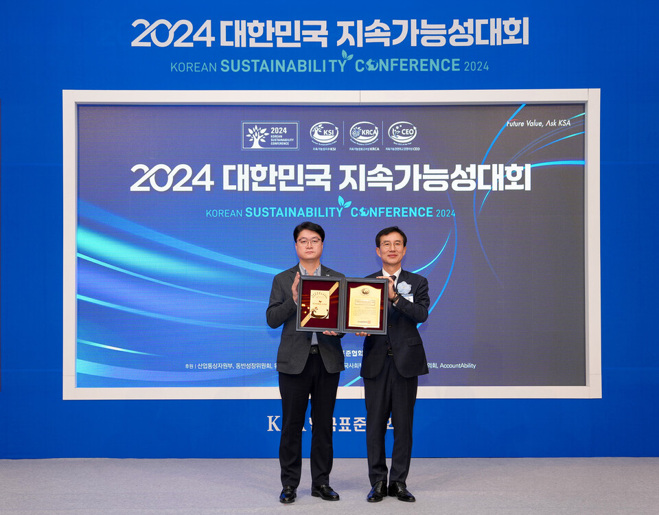 김경배 교보생명 지속경영기획실장(왼쪽)이 28일 서울 소공동 롯데호텔에서 열린 ‘2024 대한민국 지속가능성 대회’ 시상식에서 지속가능성지수 15년 연속 1위에 선정돼 수상한 뒤 기념 촬영을 하고 있다. 사진=교보생명