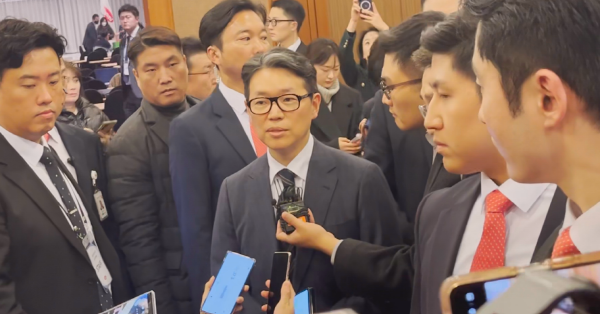 임종훈 한미사이언스 대표(사진 정중앙)가 기자들의 질문에 답하고 있다. 사진=신용수 기자