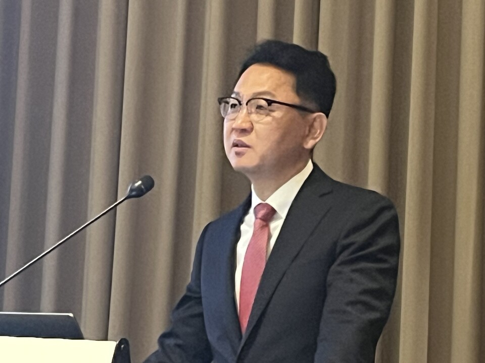 김병근 엠앤씨솔루션 대표이사가 29일 서울 여의도에 있는 콘래드호텔에서 진행된 기업설명회에서 방산 사업을 소개하고 있다. 사진=한경석 기자