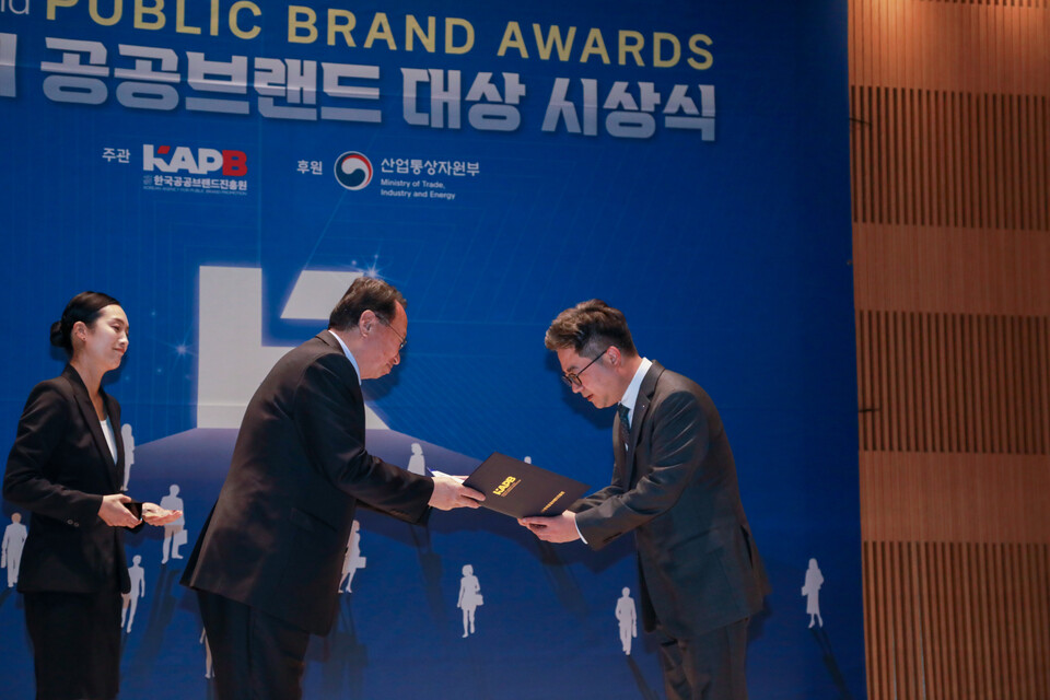 29일 산업통상자원부 산하 한국공공브랜드진흥원이 서울 잠실 한국광고문화회관에서 주최한 ‘제2회 한국공공브랜드 시상식’에서 유정호 수협중앙회 홍보부장(오른쪽)이 김유경 한국공공브랜드진흥원 이사장으로부터 ‘사회공헌 부문(ESG·CSR·CSV)’ 대상을 수상하고 있다. 사진=수협중앙회