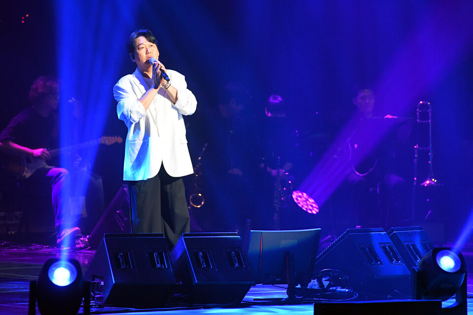 가수 변진섭이 21일 오후 서울 영등포구 KBS홀에서 열린 ‘2024 한화생명콘서트’에서 곡을 열창하고 있다. (2024.09.21) 사진=한화생명