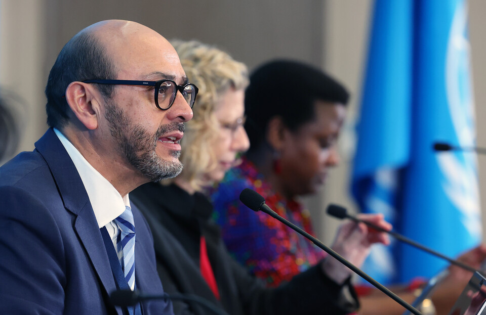 25일 부산 해운대구 벡스코에서 '해양 환경을 포함한 플라스틱 오염에 관한 법적 구속력 있는 국제문서'(플라스틱 협약) 성안을 위한 제5차 정부 간 협상위원회(INC-5)가 개막했다. 기자회견에서 루이스 바야스 발비디에소 주영국 에콰도르대사가 발언하고 있다. 사진=연합뉴스