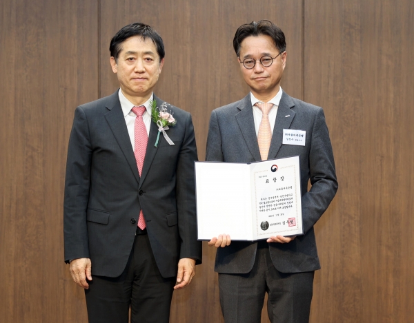 지난해 11월 28일 전국은행연합회에서 열린 '제17회 자금세탁방지의 날 및 FIU 설립 22주년' 기념식에서 김주현 금융위원장(왼쪽)이 다올저축은행 김정수 대표에게 금융위원장 표창 수여 후 기념촬영을 하고 있다. 사진=다올저축은행