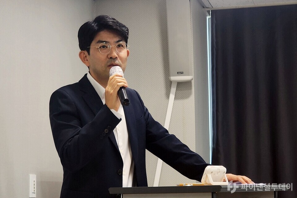 채온 한화자산운용 리츠투자본부장이 3일 오전 서울 여의도 한국리츠협회에서 기자간담회를 열고 최근 진행한 유상증자에 대한 결과와 향후 운영 계획에 대해 발표하고 있다. 사진=신수정 기자