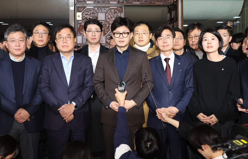 윤석열 대통령이 3일 밤 긴급성명을 통해 비상계엄을 선포한 가운데 4일 새벽 서울 영등포구 여의도 국회에서 국민의힘 한동훈 대표가 입장을 밝히고 있다. 사진=연합뉴스