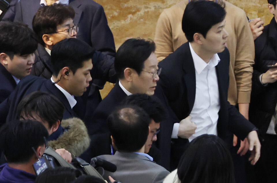 윤석열 대통령이 3일 밤 긴급성명을 통해 비상계엄을 선포한 가운데 4일 새벽 더불어민주당 이재명 대표가 국회 본회의장으로 들어서고 있다. 사진=연합뉴스