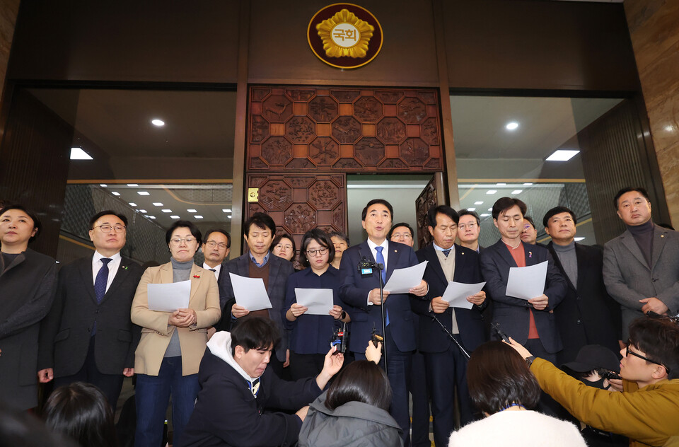 '윤석열탄핵국회의원연대' 의원들이 4일 새벽 국회에서 긴급 담화문을 발표하고 있다.사진=연합뉴스