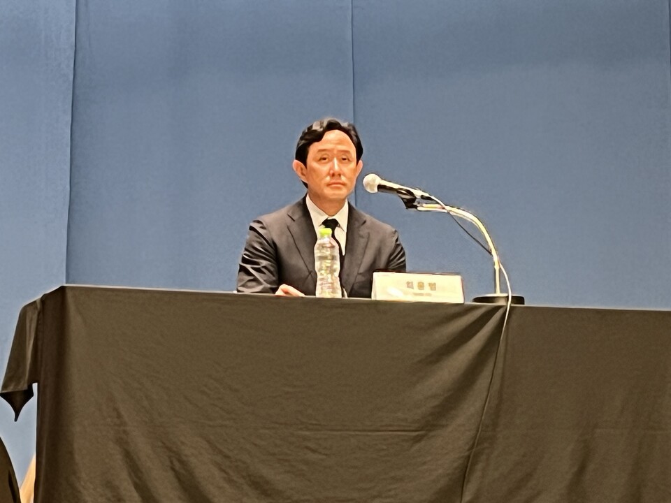 최윤범 고려아연 회장이 지난달 13일 오후 서울 중구에 있는 대한상공회의소에 진행한 기자회견에 참석해 발언을 앞두고 있다. 사진=한경석 기자