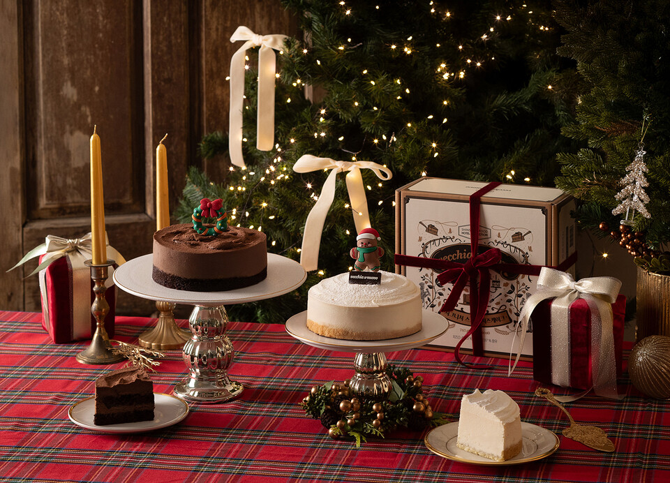 베키아에누보 시그니처 스노우 치즈케이크와 파베 초콜릿 생크림 케이크. 사진=신세계푸드