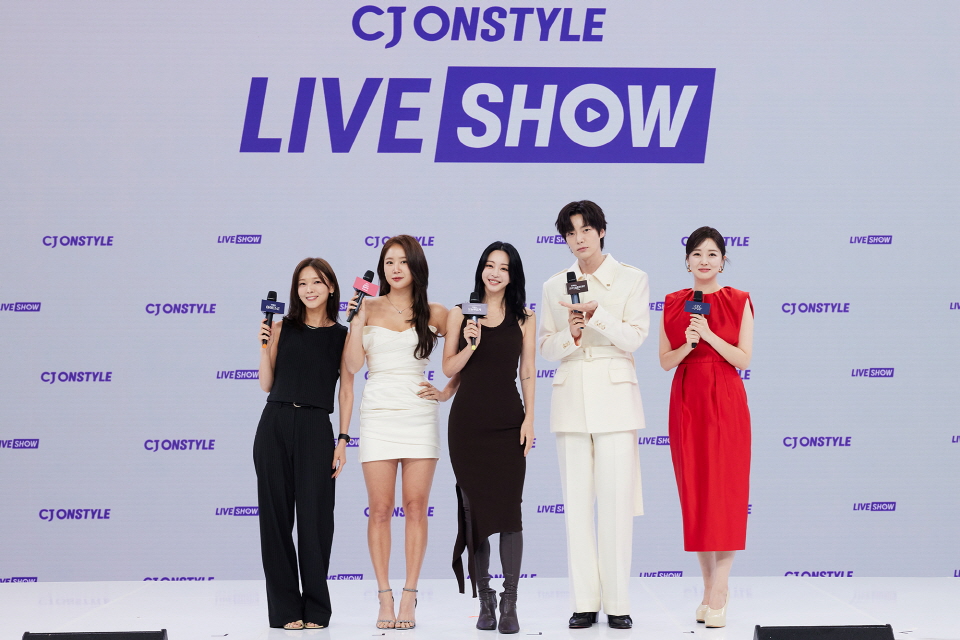‘국내 4대 홈쇼핑’으로 꼽히는 CJ온스타일이 케이블TV 등 종합유선방송사업자(SO)와 채널 송출 수수료 분쟁을 겪으며 송출 중단(블랙아웃)에 나섰다. 사진은 지난 8월 선보인 CJ온스타일 모바일 라이브쇼 신규 프로그램 MC 5인. 사진=CJ온스타일