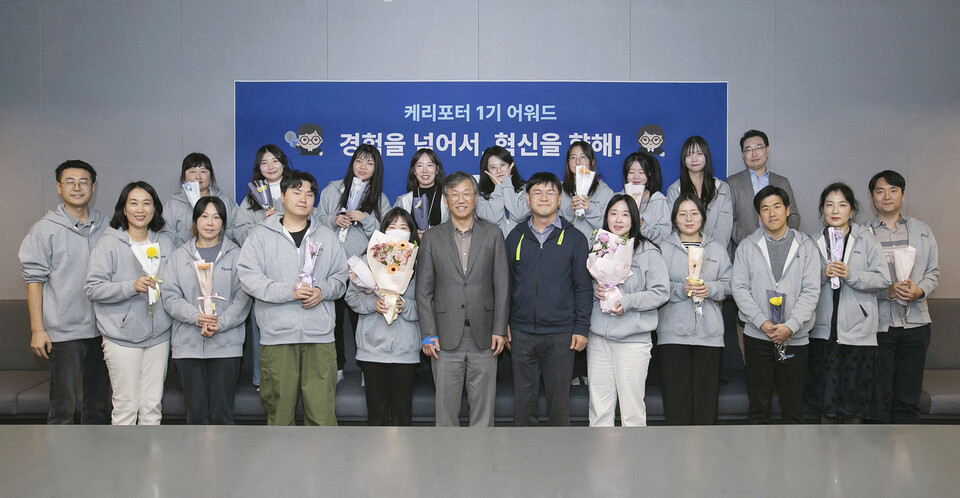 최우형 케이뱅크 은행장(앞줄 왼쪽 6번째)이 케이뱅크의 소비자패널 ‘케리포터’ 1기에 참여한 시민들과 5일 케이뱅크 본사 회의실에서 기념사진을 촬영하고 있다. 사진=케이뱅크