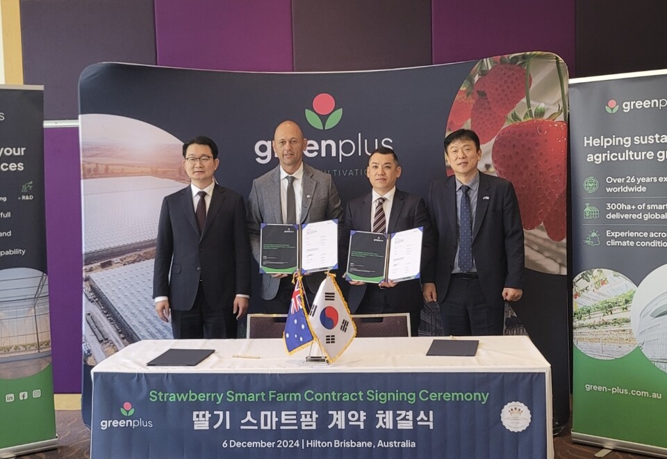 (왼쪽부터)김종구 농식품부 농업혁신정책실장, 퓨어그린팜 대표, 스비브킴 그린플러스 호주법인 대표, 정순태 그린플러스 대표가 스마트팜 구축 계약을 체결 후 기념 사진을 촬영하고 있다. 사진=그린플러스