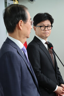 한덕수 국무총리와 국민의힘 한동훈 대표가 8일 오전 서울 여의도 국민의힘 당사에서 국정 수습 방안을 담은 공동 담화문을 발표하고 있다. 사진=연합뉴스