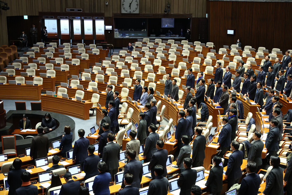 7일 오후 윤석열 대통령 탄핵소추안 표결을 앞두고 국민의힘 의원들이 퇴장하자 더불어민주당 의원들이 지난 3일 비상계엄 당시 비상계엄 해제 요구 결의안에 찬성한 국민의힘 의원 이름을 부르고 있다. 사진=연합뉴스
