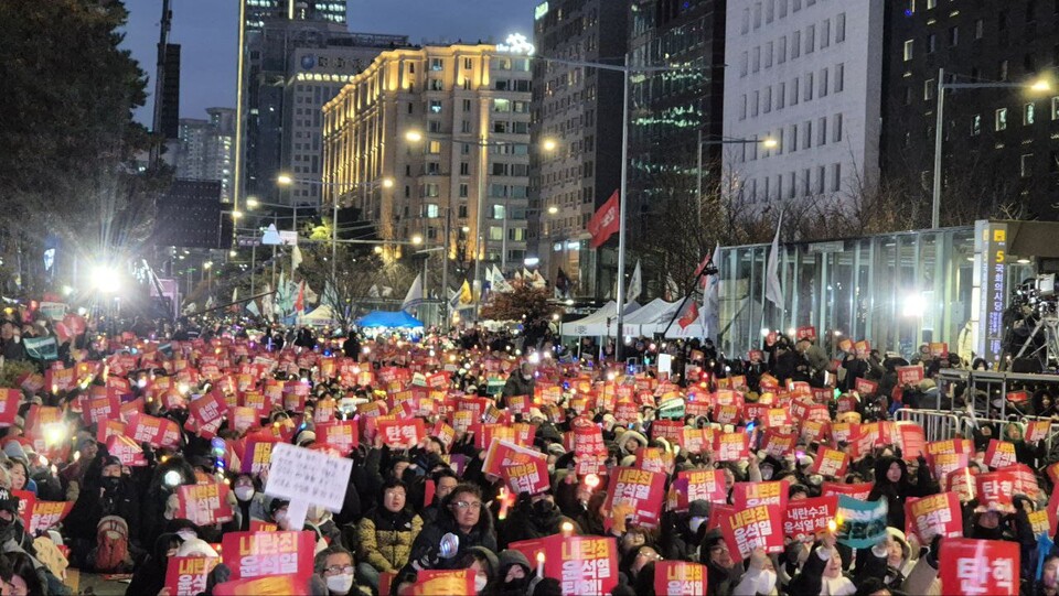 7일 국회 앞 시민들이 윤석열 대통령의 탄핵을 요구하고 있다. 사진=김지평 기자 