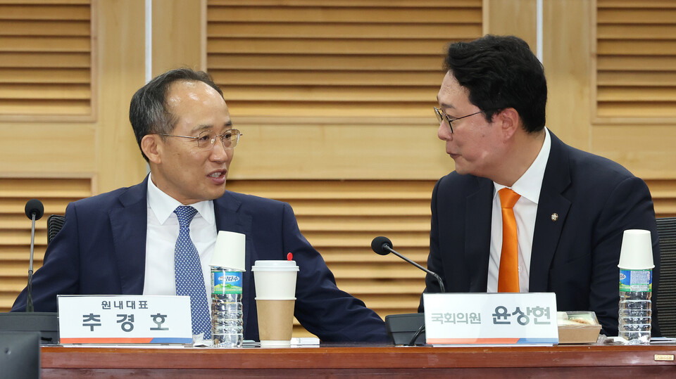 국민의힘 추경호 원내대표와 개혁신당 천하람 원내대표(오른쪽)가 16일 오전 국회 의원회관에서 열린 순풍포럼 창립총회에 참석해 대화하고 있다. 사진=연합뉴스