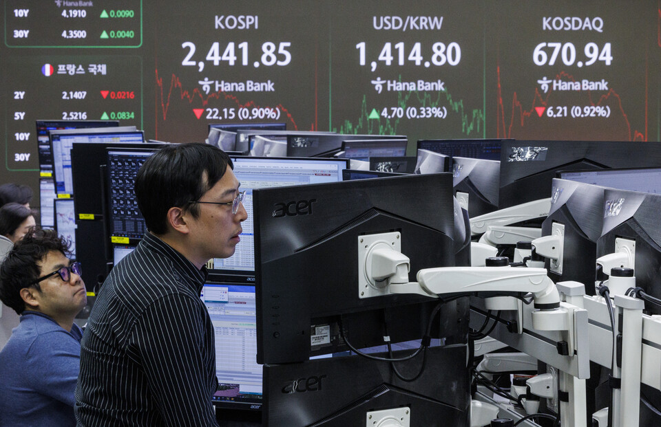 지난 5일 오후 서울 중구 하나은행 본점 딜링룸에서 외환 딜러들이 모니터에서 시장의 흐름에 집중하며 업무를 하고 있다. 사진=연합뉴스