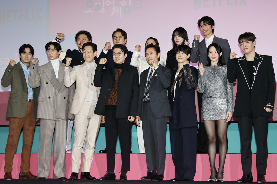 9일 오전 서울 중구 동대문디자인플라자에서 열린 넷플릭스 ‘오징어 게임’ 시즌 2 제작발표회에서 황동혁 감독과 출연진이 포즈를 취하고 있다. (2024.12.09) 사진=연합뉴스