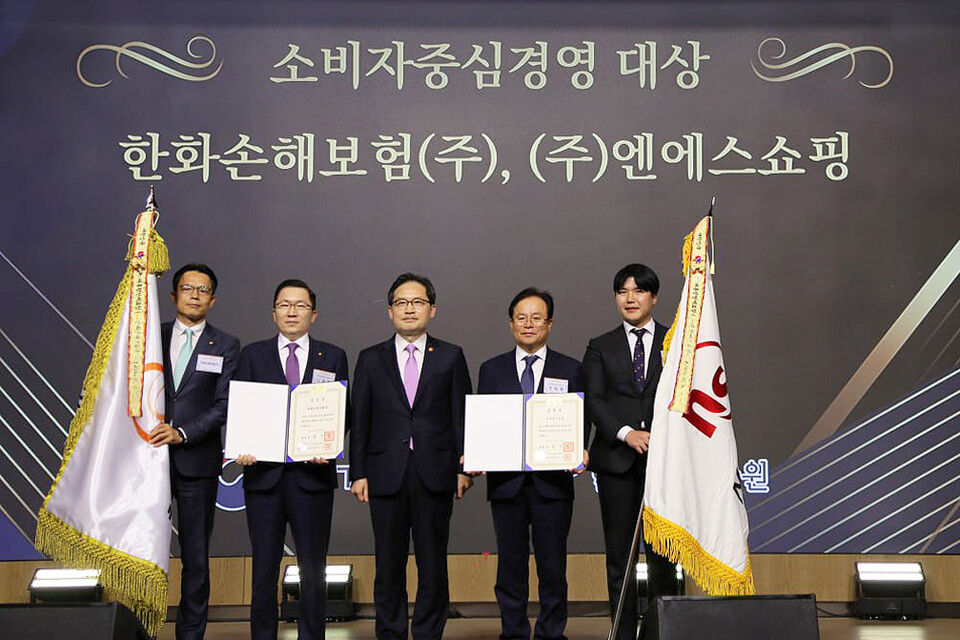 나채범 한화손해보험 대표이사(왼쪽에서 두번째)와 한기정 공정거래위원장(가운데)이 기념촬영을 하고있다. 사진=한화손해보험