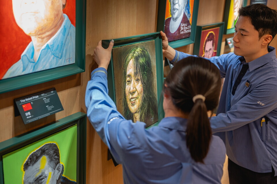 10일 교보문고 직원들이 서울 종로구 교보문고 광화문점 노벨상 수상자 전시공간에 올해 노벨문학상 수상자인 한강 작가의 초상화를 걸고 있다. 사진=대산문화재단