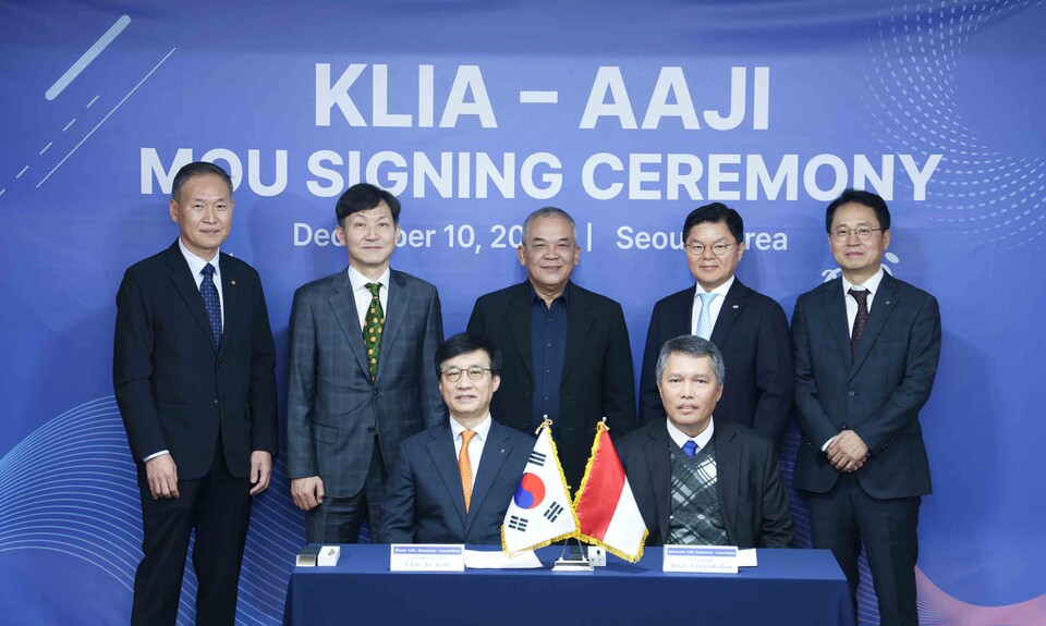 김철주 생명보험협회 회장(앞줄 왼쪽)과 부디 탐푸볼론 인도네시아 생명보혐협회 회장(앞줄 오른쪽)이 관계자들과 기념촬영을 하고 있다. 사진=생명보험협회