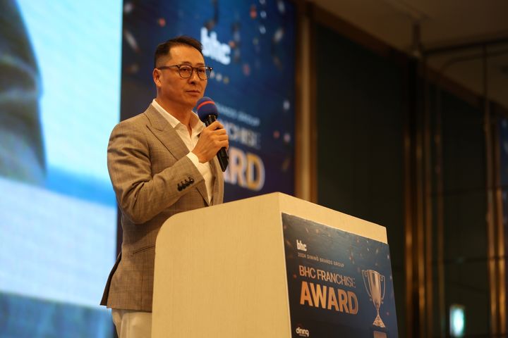 지난 9일 개최된 '2024 bhc 프랜차이즈 어워드'에서 송호섭 다이닝브랜즈그룹 대표가 인사말을 하고 있다. 사진=다이닝브랜즈그룹