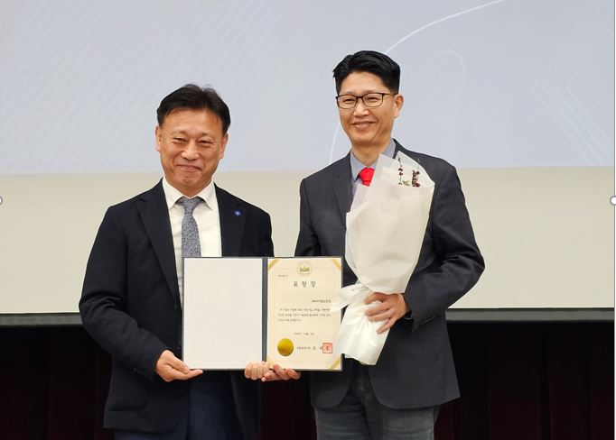 김용상 SBA 사업이사(왼쪽)과 전경헌 사이냅소프트 대표가 8일 진행된 2024 서울형 R&D 성과공유회에 참석해 기념 사진을 촬영하고 있다. 사진=사이냅소프트