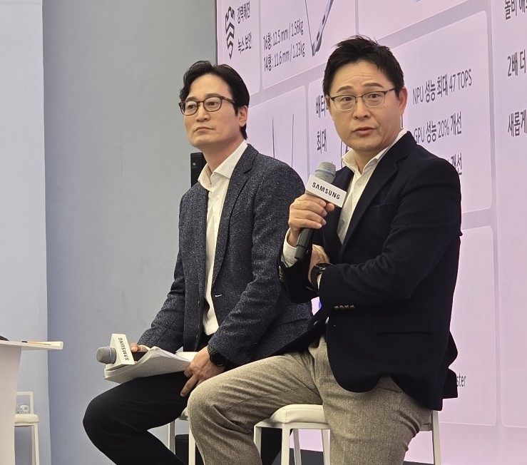 이민형 삼성전자 상무(왼쪽)와 백남기 인텔코리아 삼성사업총괄 부사장이 기자들의 물음에 답하고 있다. 사진=최형주 기자