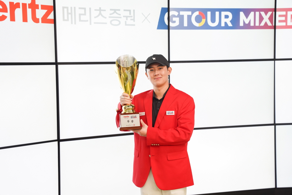 지난 14일(토) 대전 골프존조이마루에서 열린 ‘2024 메리츠증권 GTOUR MIXED CUP' 우승자 심현우가 우승트로피를 들고 기념사진을 촬영하고 있다. 사진=골프존